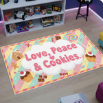 İllüstrasyon tarzında tasarlanmış tatlı temalı dekoratif halı, ortada bulut şeklinde çerçeve içinde yer alan “Love, Peace & Cookies” yazısını içerir. Pastel tonlu arka plan üzerinde kurabiye, cupcake, çikolata ve şeker motifleri ile oluşturulmuş pop art stilinde renkli ve eğlenceli grafik düzen bulunur.