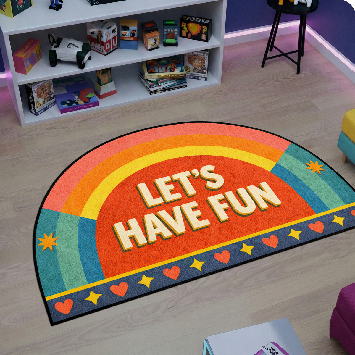 Modern ve grafik stil dekoratif halı, LET’S HAVE FUN yazısı ile öne çıkar. Yarım daire gökkuşağı tasarımı ve canlı renkler ile enerjik bir atmosfer sunar.