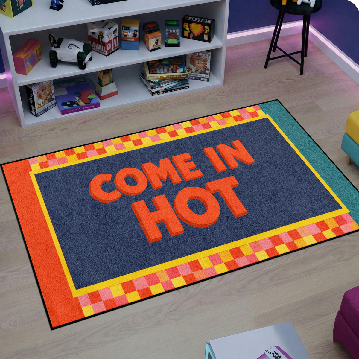 Modern grafik tasarım stilinde hazırlanmış dekoratif halı, koyu mavi zemin üzerinde merkezde kabartma etkili kalın tipografi ile yazılmış “COME IN HOT” metni içerir. Turuncu tonlu büyük harf kompozisyonu güçlü kontrast oluşturur. Çevresinde sarı çerçeve ve turuncu sarı karelerden oluşan geometrik retro bordür bulunan pop art stilinde tasarım yer alır.
