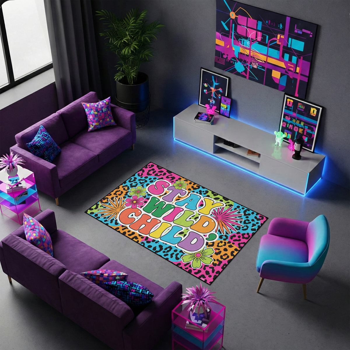 İllüstratif ve pop art temalı modern grafik tasarım halı, merkezde büyük ve renkli harflerden oluşan “STAY WILD CHILD” tipografik kompozisyonu ile öne çıkar. Zeminde canlı tonlarda leopar desenli yüzey bulunur ve çevresinde çiçek motifleri ile stilize ışın patlaması şekilleri bulunan enerjik dekoratif tasarım yer alır.