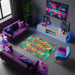 Modern ve tropikal stil dekoratif halı, merkezde GOOD VIBES ONLY yazısı ile güçlü bir vurgu yapar. Canlı renkler, çiçek desenleri ve kuş figürleri ile enerjik bir tasarım sunar.