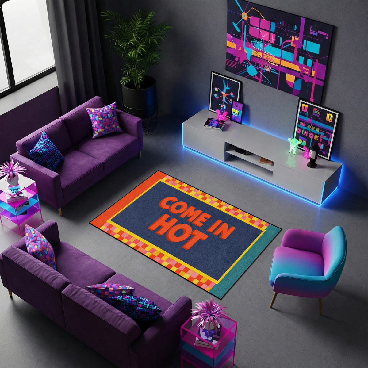 Retro pop art estetiğinde tasarlanmış modern dekoratif halı, merkezde büyük ve kalın tipografik “COME IN HOT” yazısı ile dikkat çeker. Koyu mavi arka plan üzerinde turuncu harf kompozisyonu bulunur. Kenarlarda sarı çerçeve ve turuncu sarı tonlarda karelerden oluşan geometrik dama desenli bordür yer alan grafik tasarım halı.