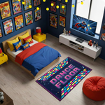 Retro ve pop-art dekoratif halı tasarımı, merkezde enerjik DANCE FLOOR yazısı içerir. Canlı neon tonlar ve geometrik detaylar ile dikkat çekici ve estetik bir görünüm sunar.