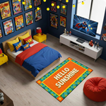 Grafik ve modern stil halı, merkezde HELLO SUNSHINE yazısı barındırır. Canlı renkler ve desenli çerçeve ile enerjik ve dekoratif bir görünüm oluşturur.