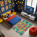 Grafik ve renkli tasarıma sahip dekoratif halı, GOOD VIBES ONLY yazısı ile dikkat çeker. Tropikal yapraklar ve flamingo detayları ile eğlenceli ve sıcak bir atmosfer oluşturur.