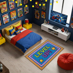 Renkli ve eğlenceli stilde tasarlanmış dekoratif halı, merkezde büyük LEVEL UP yazısı içerir. Mavi zemin üzerinde piksel tarzı grafikler ve canlı renkler ile dinamik ve dikkat çekici bir kompozisyon sunar.