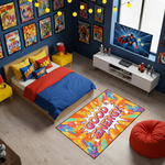 Modern illüstrasyon tarzında hazırlanmış pop art dekoratif halı tasarımı, parlak turuncu ve sarı tonlu arka plan üzerinde patlama şeklinde grafik merkez kompozisyon içerir. Ortada büyük tipografi ile yazılmış “GOOD ENERGY” yazısı bulunur ve çevresinde yıldızlar, ışık efektleri ile renkli yaprak motifleri yer alır.