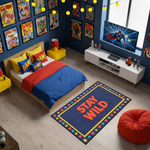 Canlı renkler ve grafik detaylarla hazırlanmış halı, merkezde STAY WILD yazısı barındırır. Kalp ve yıldız motifleri ile modern ve dikkat çekici bir görünüm oluşturur.