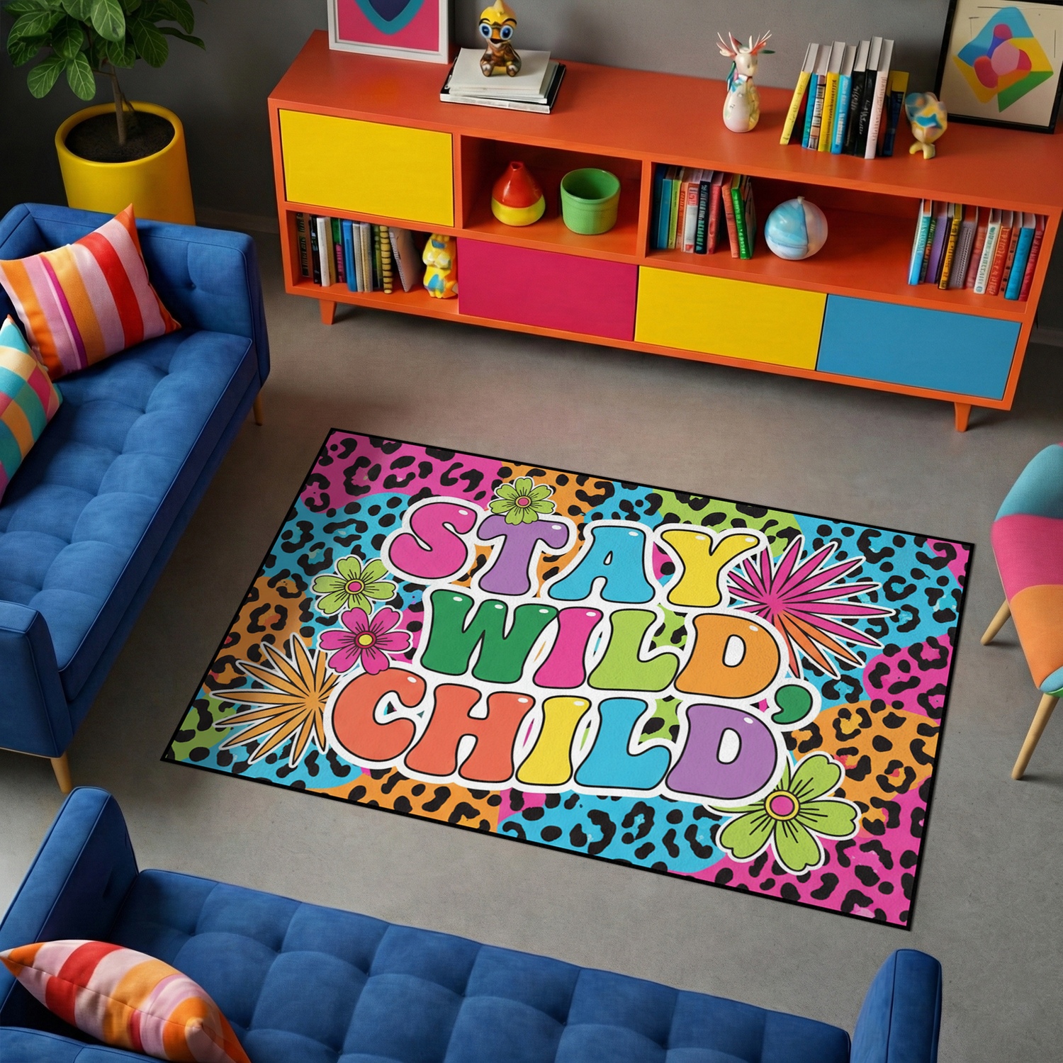 Pop art ve retro grafik stilinde tasarlanmış modern dekoratif halı, merkezde büyük ve yuvarlak hatlı tipografi ile yazılmış “STAY WILD CHILD” ifadesini içerir. Canlı ve çok renkli harf kompozisyonunun etrafında çiçek illüstrasyonları, yıldız patlaması şekilleri ve arka planda renkli leopar desenleri bulunan enerjik grafik tasarım halı.
