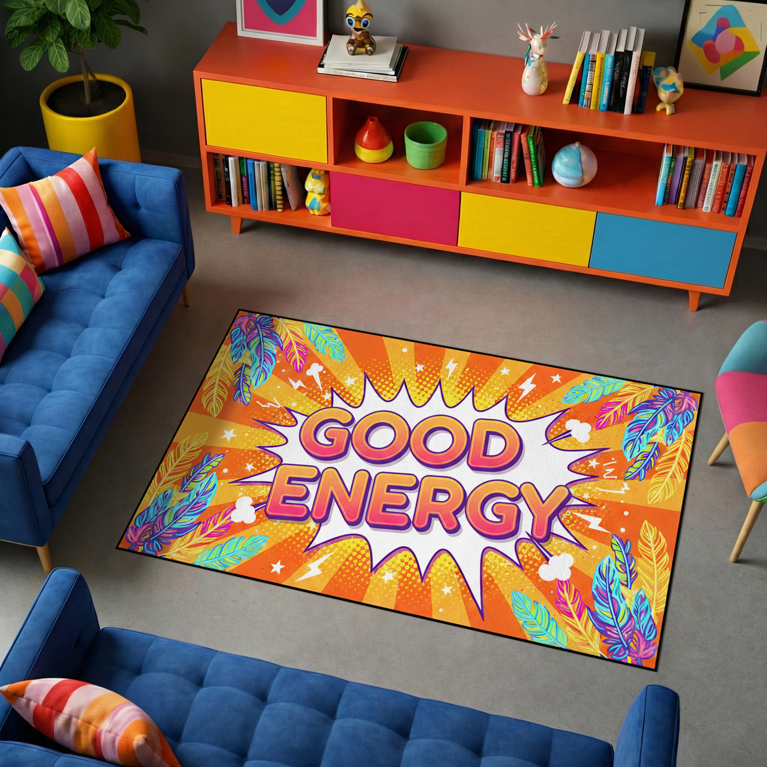 Pop art stilinde tasarlanmış modern dekoratif halı, parlak turuncu ve sarı renk patlaması şeklinde merkez kompozisyon içerir. Ortada büyük ve kalın tipografi ile yazılmış “GOOD ENERGY” ifadesi bulunur. Etrafında yıldız, ışık patlaması ve çizgi efektleri yer alırken köşelerde renkli tropikal yaprak illüstrasyonları bulunan grafik tasarım halı.