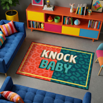 Renkli ve grafik estetikte hazırlanmış halı, ortada KNOCK BABY yazısı içerir. Desenli zemin ve kontrast renk geçişleri ile canlı ve modern bir kompozisyon sunar.