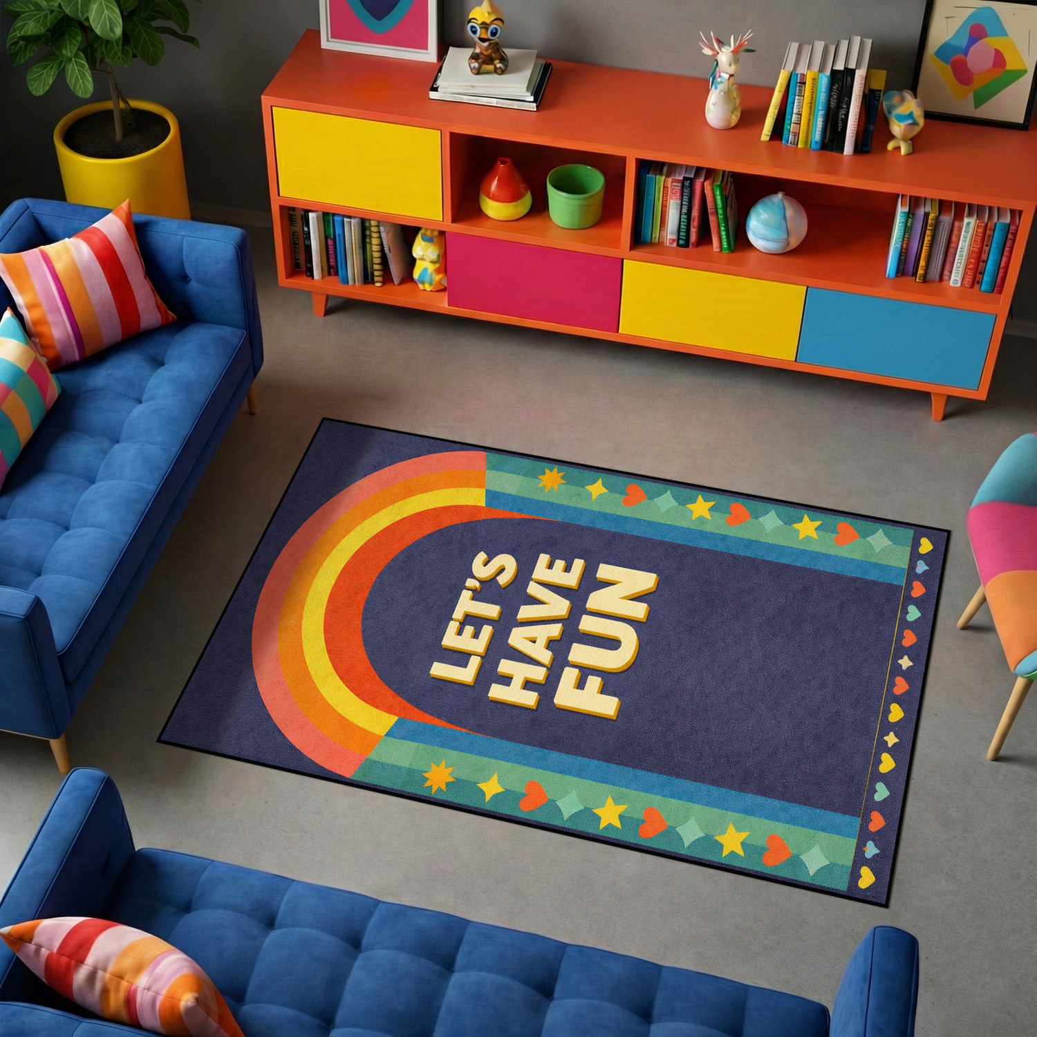 Retro pop art stilinde tasarlanmış modern dekoratif halı, koyu mavi zemin üzerinde merkezde büyük ve kalın tipografi ile yerleştirilmiş “LET’S HAVE FUN” yazısını içerir. Sol tarafta turuncu, sarı ve kırmızı tonlardan oluşan kemerli gökkuşağı grafiği bulunur, kenarlarda yıldız ve kalp figürleri ile zenginleştirilmiş illüstratif bordür yer alır.