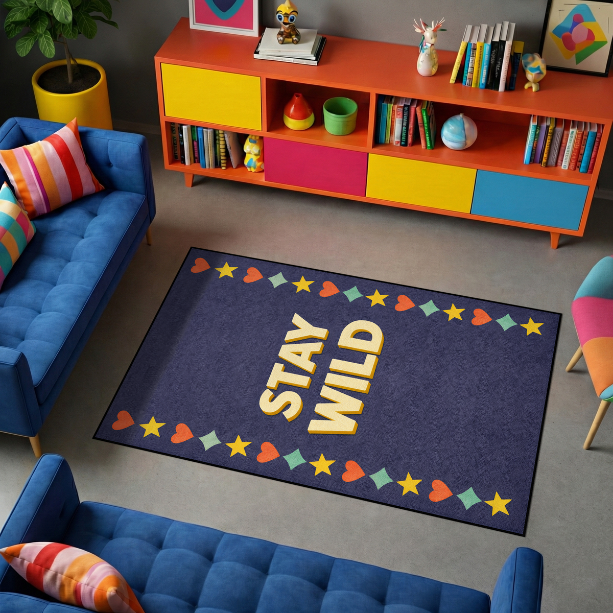 İllüstratif pop art estetiğinde tasarlanmış modern halı, merkezde kalın ve hacimli tipografi ile yazılmış “STAY WILD” ifadesi içerir. Koyu mavi zemin güçlü kontrast oluştururken çevresinde sarı yıldız ve farklı renklerde kalp figürlerinden oluşan dekoratif grafik bordür bulunur. Dinamik ve eğlenceli görünümlü tipografik tasarım sunar.