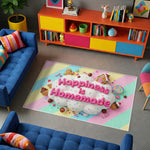 Renkli ve eğlenceli stilde tasarlanmış dekoratif halı, merkezde Happiness is Homemade yazısı içerir. Pastel tonlu zemin üzerinde şeker ve tatlı figürleri ile neşeli ve dikkat çekici bir kompozisyon sunar.