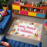Pastel renk paleti ile hazırlanmış pop art stilinde modern grafik tasarım halı, merkezde yuvarlak hatlı büyük tipografi ile yazılmış “Love, Peace & Cookies” metnini barındırır. Etrafında kurabiye, cupcake, çikolata ve şeker figürleri bulunan illüstratif tatlı teması ile dikkat çeken dekoratif kompozisyon içerir.