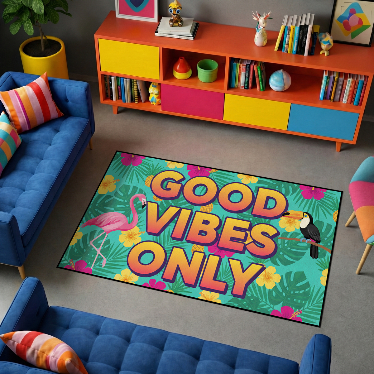 Tropikal temada tasarlanmış dekoratif halı, merkezde büyük GOOD VIBES ONLY yazısı ile öne çıkar. Yeşil zemin üzerinde flamingo, papağan ve çiçek detayları ile canlı ve enerjik bir görünüm sunar.